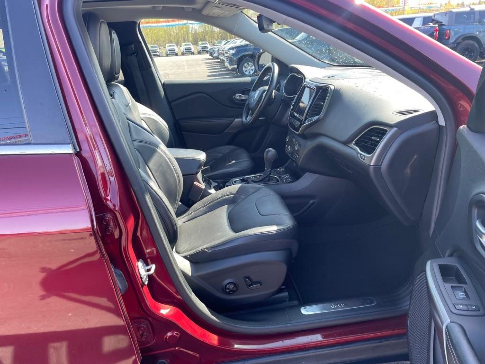 2021 RED JEEP CHEROKEE LIMITED (1C4PJMDX3MD) with an 3.2L engine, Automatic transmission, located at 2525 S. Cushman, Fairbanks, AK, 99701, (907) 452-5707, 64.824036, -147.712311 - Photo #5