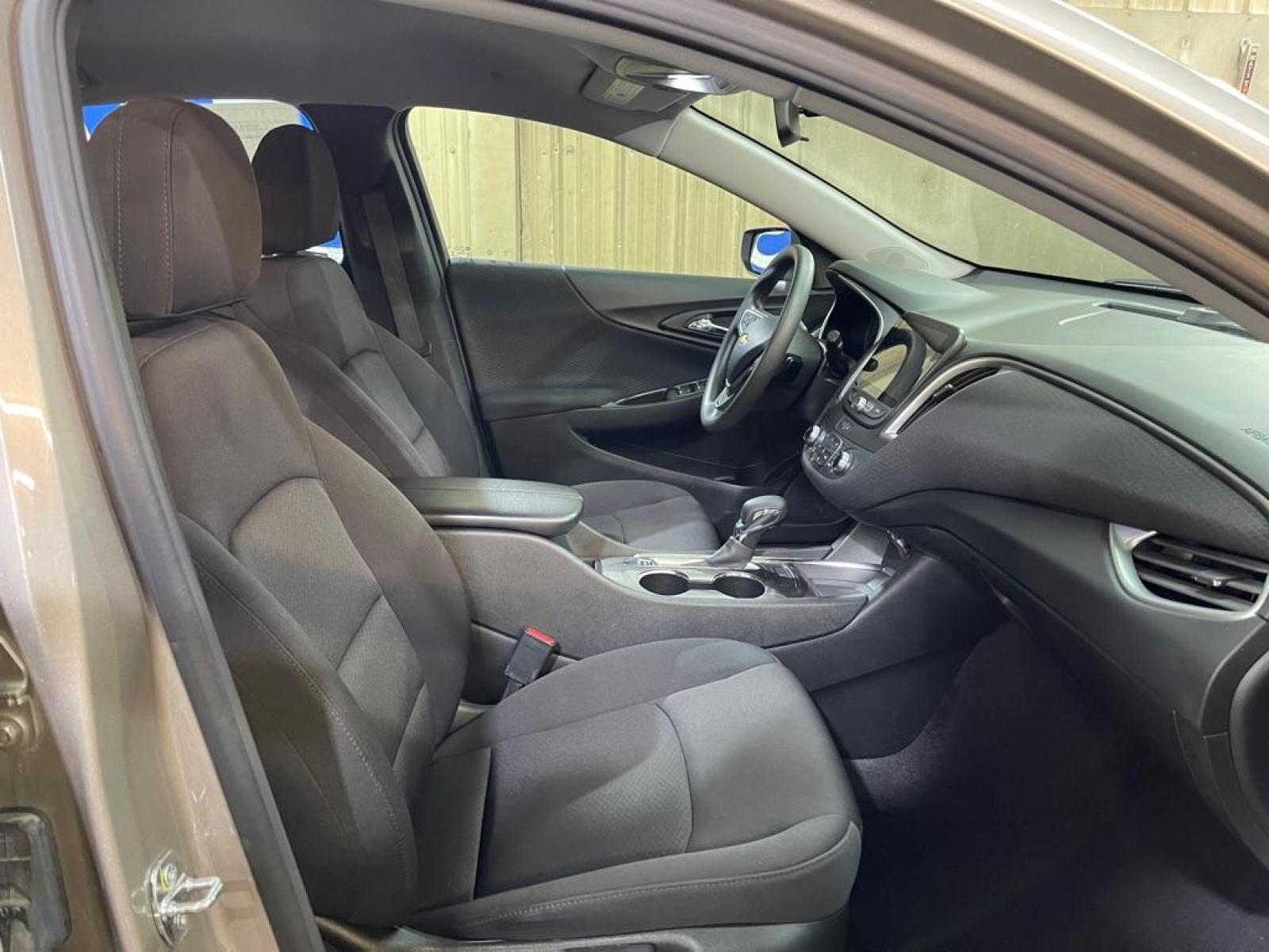 2022 GOLD CHEVROLET MALIBU LT (1G1ZD5ST5NF) with an 1.5L engine, Continuously Variable transmission, located at 2525 S. Cushman, Fairbanks, AK, 99701, (907) 452-5707, 64.824036, -147.712311 - Photo #3