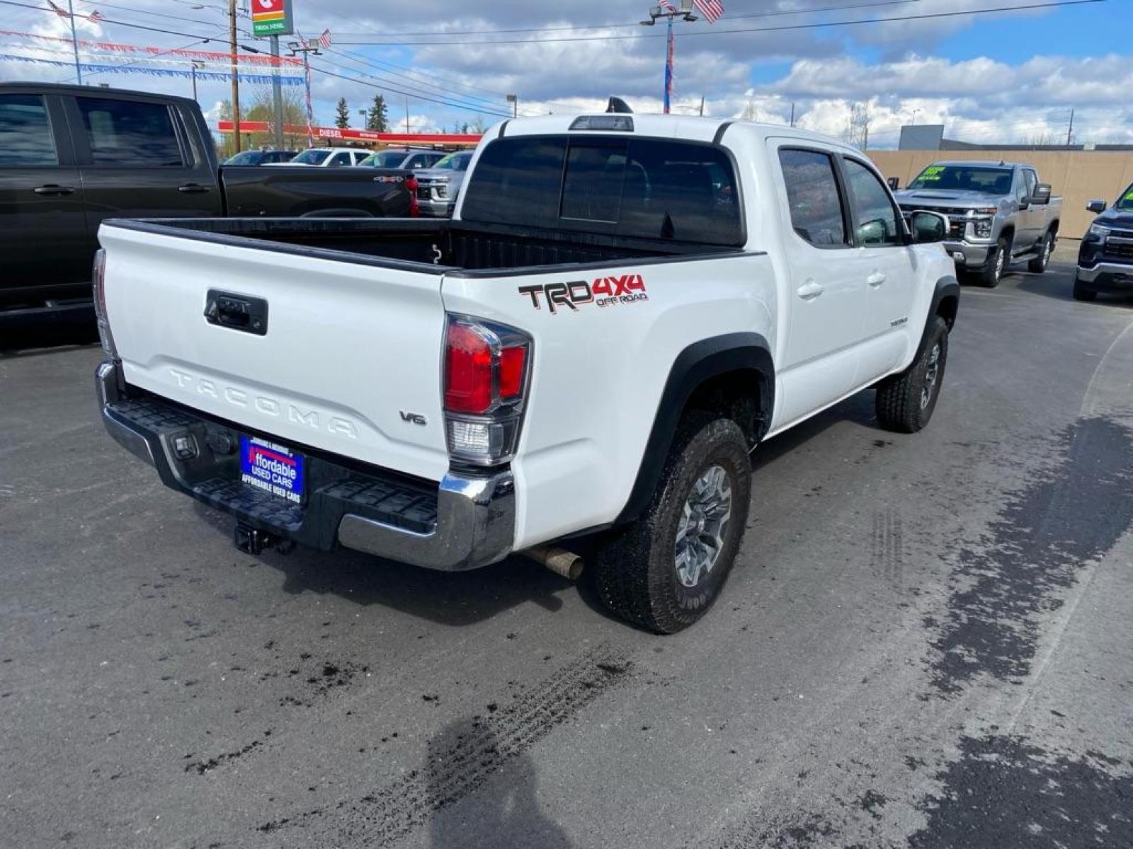 2022 WHITE TOYOTA TACOMA DOUBLE CAB (3TMCZ5AN2NM) with an 3.5L engine, Automatic transmission, located at 2525 S. Cushman, Fairbanks, AK, 99701, (907) 452-5707, 64.824036, -147.712311 - Photo #2