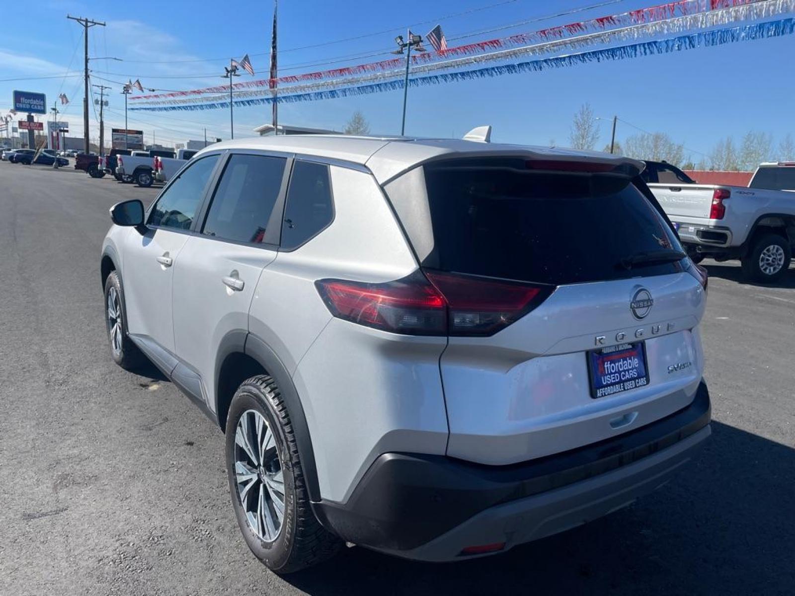 2022 SILVER NISSAN ROGUE SV (5N1BT3BB3NC) with an 1.5L engine, Automatic transmission, located at 2525 S. Cushman, Fairbanks, AK, 99701, (907) 452-5707, 64.824036, -147.712311 - Photo #2