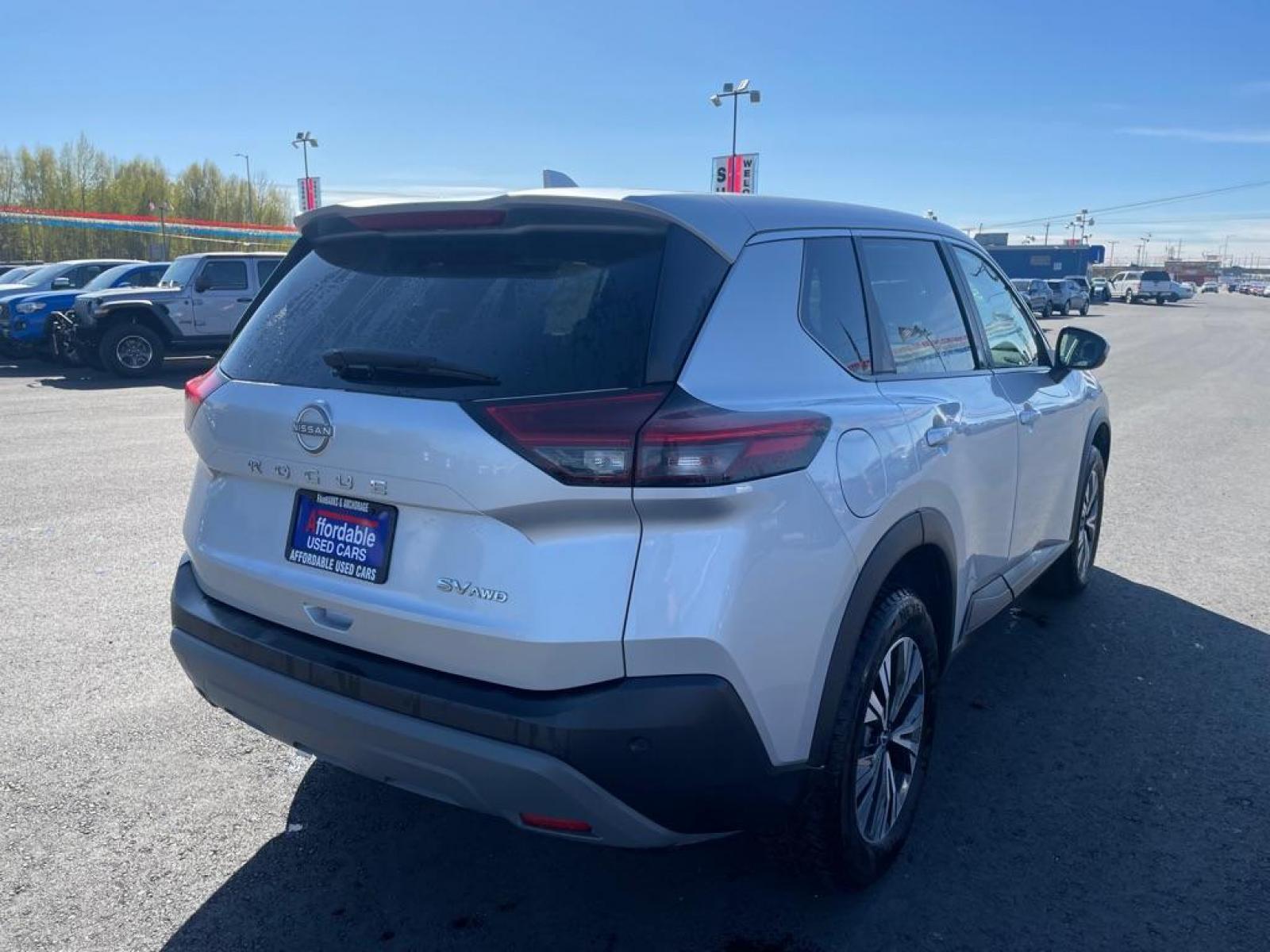 2022 SILVER NISSAN ROGUE SV (5N1BT3BB3NC) with an 1.5L engine, Automatic transmission, located at 2525 S. Cushman, Fairbanks, AK, 99701, (907) 452-5707, 64.824036, -147.712311 - Photo #3
