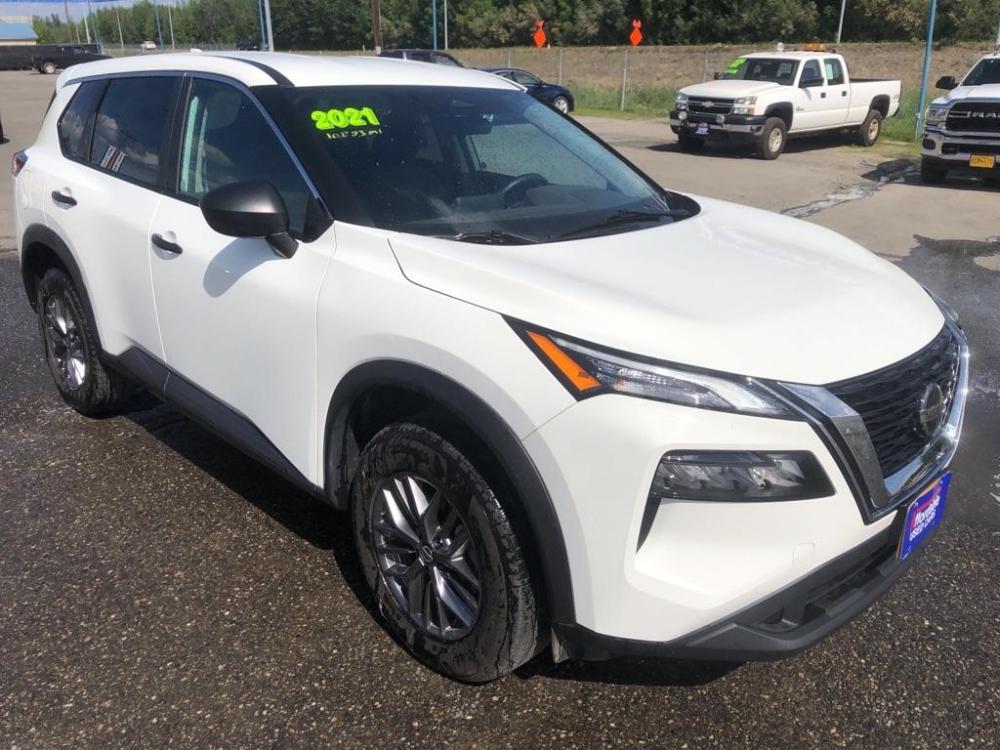 2021 WHITE NISSAN ROGUE S (5N1AT3AB1MC) with an 2.5L engine, Continuously Variable transmission, located at 2525 S. Cushman, Fairbanks, AK, 99701, (907) 452-5707, 64.824799, -147.711899 - Photo #5