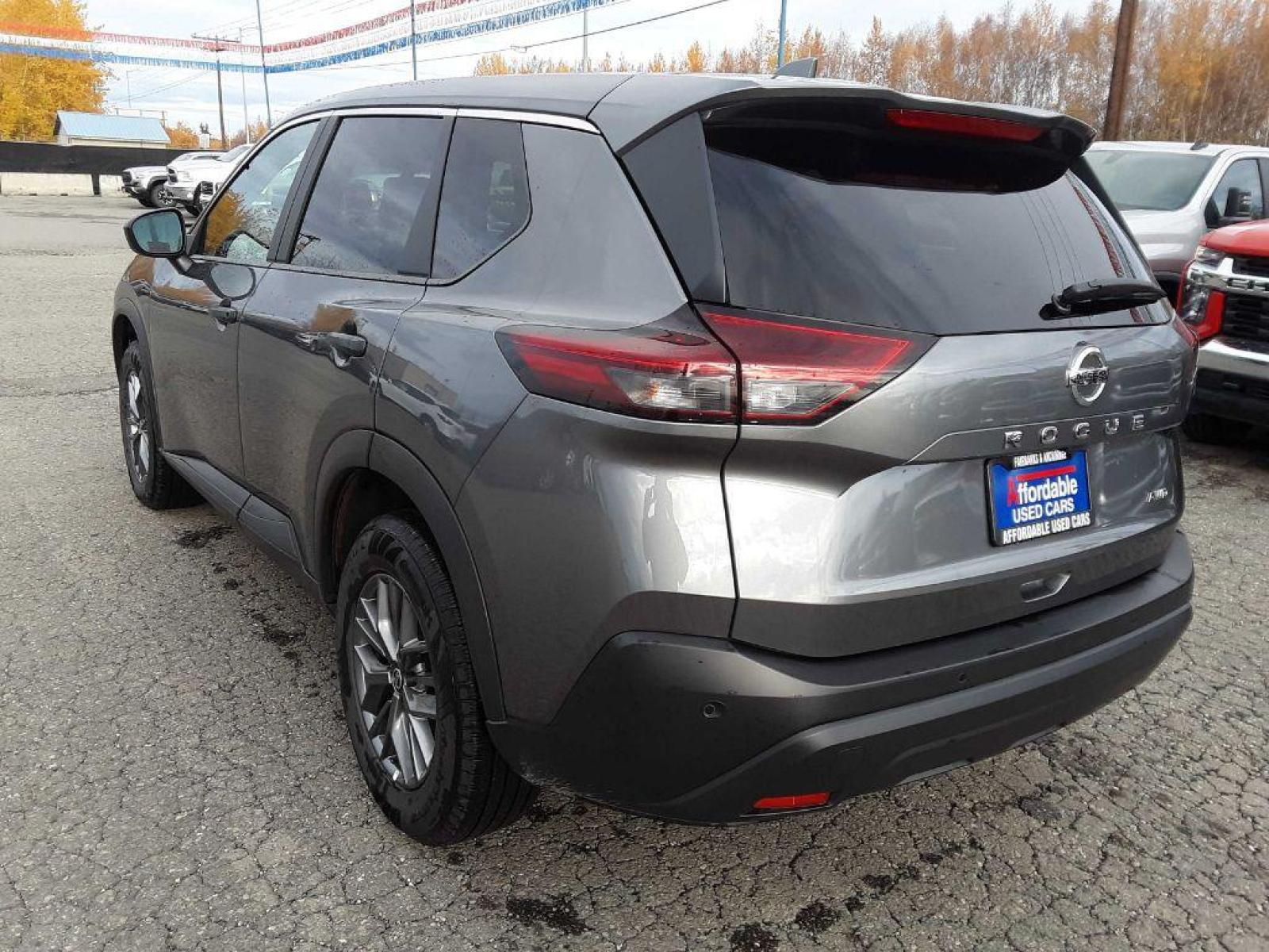 2021 GRAY NISSAN ROGUE S (5N1AT3AB9MC) with an 2.5L engine, Continuously Variable transmission, located at 2525 S. Cushman, Fairbanks, AK, 99701, (907) 452-5707, 64.824799, -147.711899 - Photo #4