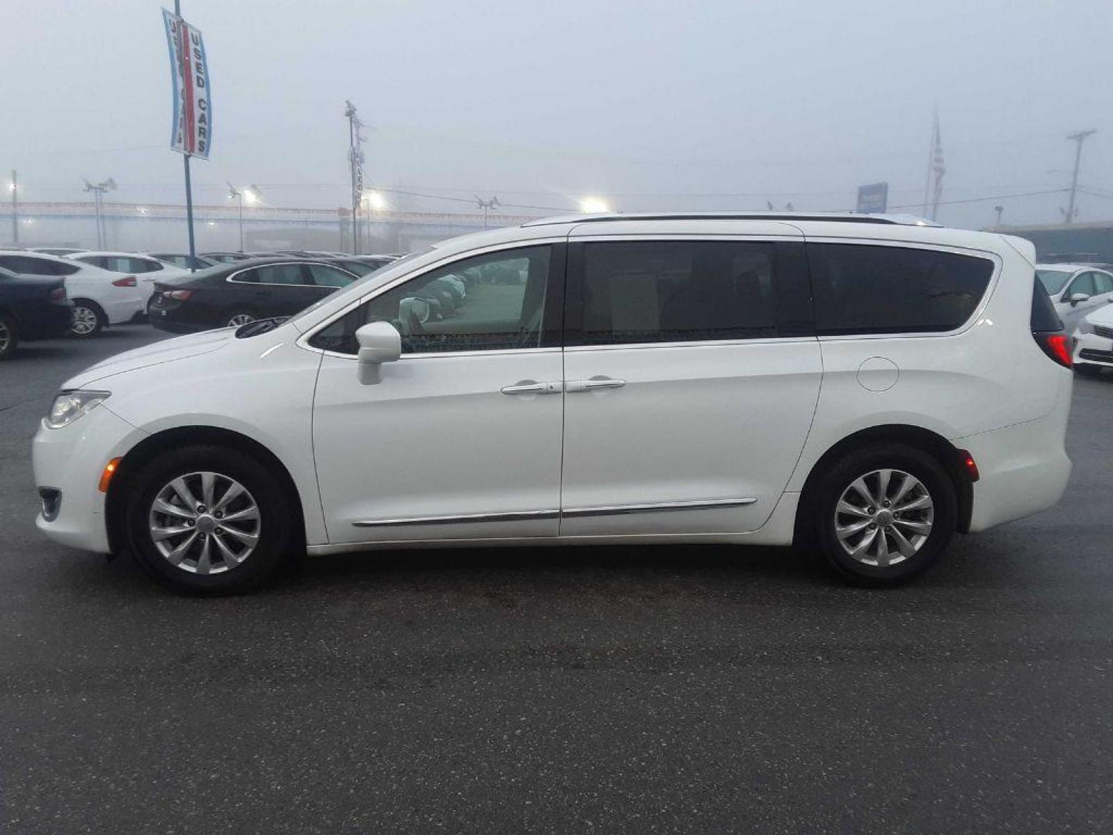 2019 WHITE CHRYSLER PACIFICA TOURING L (2C4RC1BG0KR) with an 3.6L engine, Automatic transmission, located at 2525 S. Cushman, Fairbanks, AK, 99701, (907) 452-5707, 64.824799, -147.711899 - Photo #3