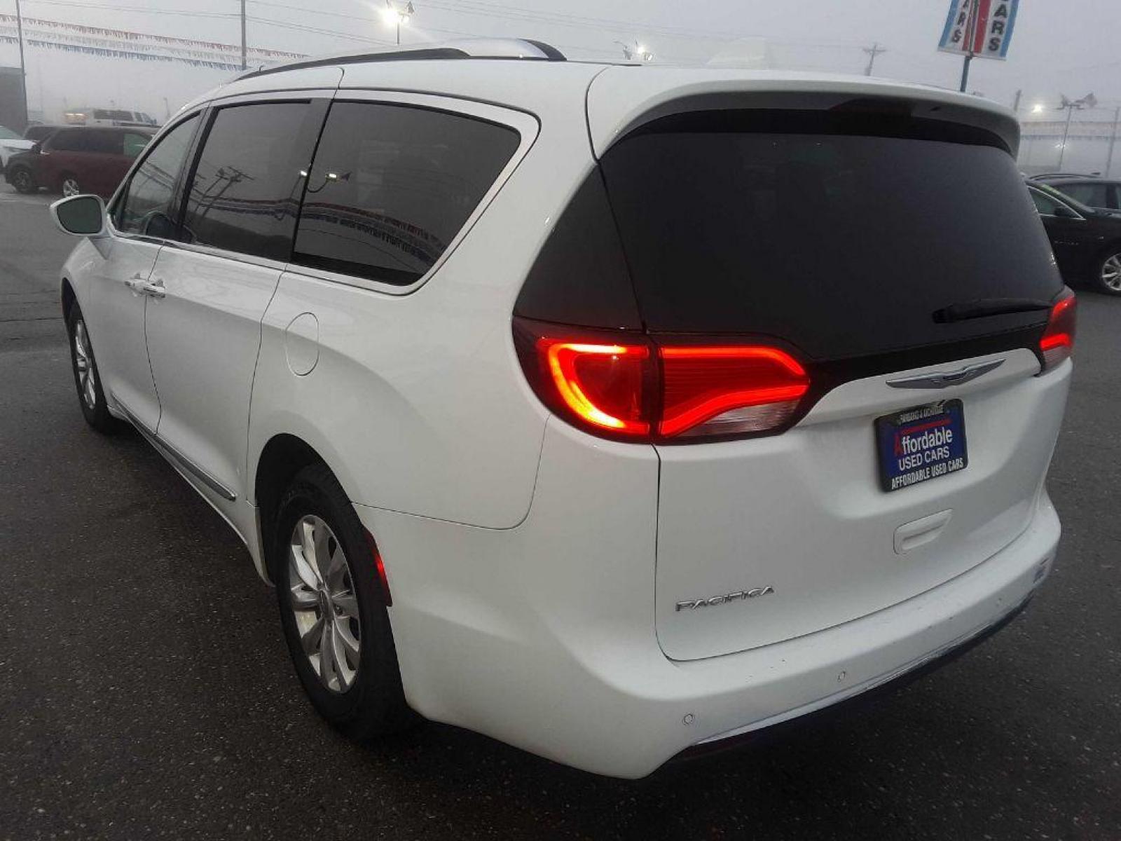 2019 WHITE CHRYSLER PACIFICA TOURING L (2C4RC1BG0KR) with an 3.6L engine, Automatic transmission, located at 2525 S. Cushman, Fairbanks, AK, 99701, (907) 452-5707, 64.824799, -147.711899 - Photo #6