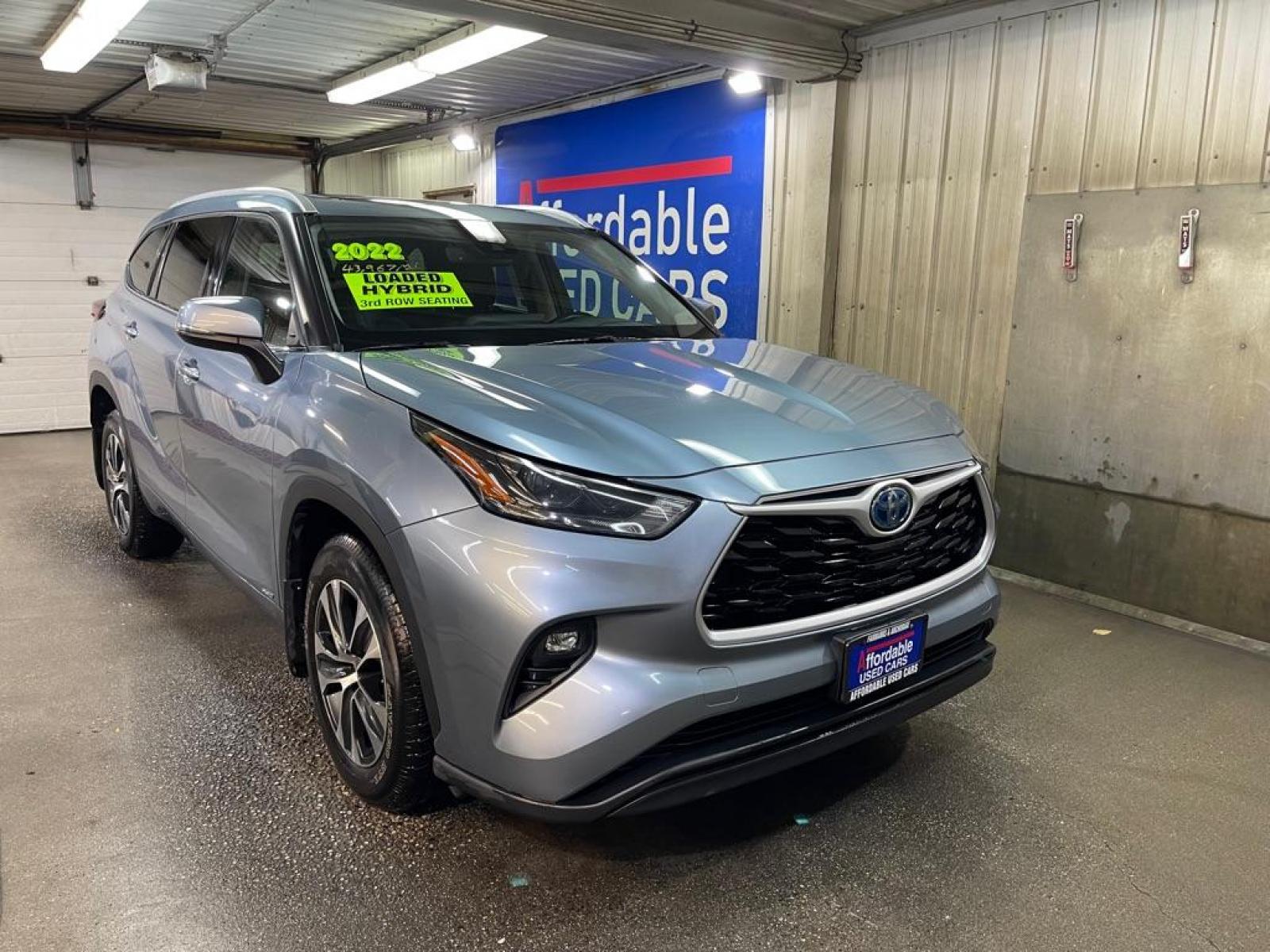 2022 SILVER TOYOTA HIGHLANDER HYBRID XLE (5TDGBRCH8NS) with an 2.5L engine, Continuously Variable transmission, located at 2525 S. Cushman, Fairbanks, AK, 99701, (907) 452-5707, 64.824799, -147.711899 - Photo #0