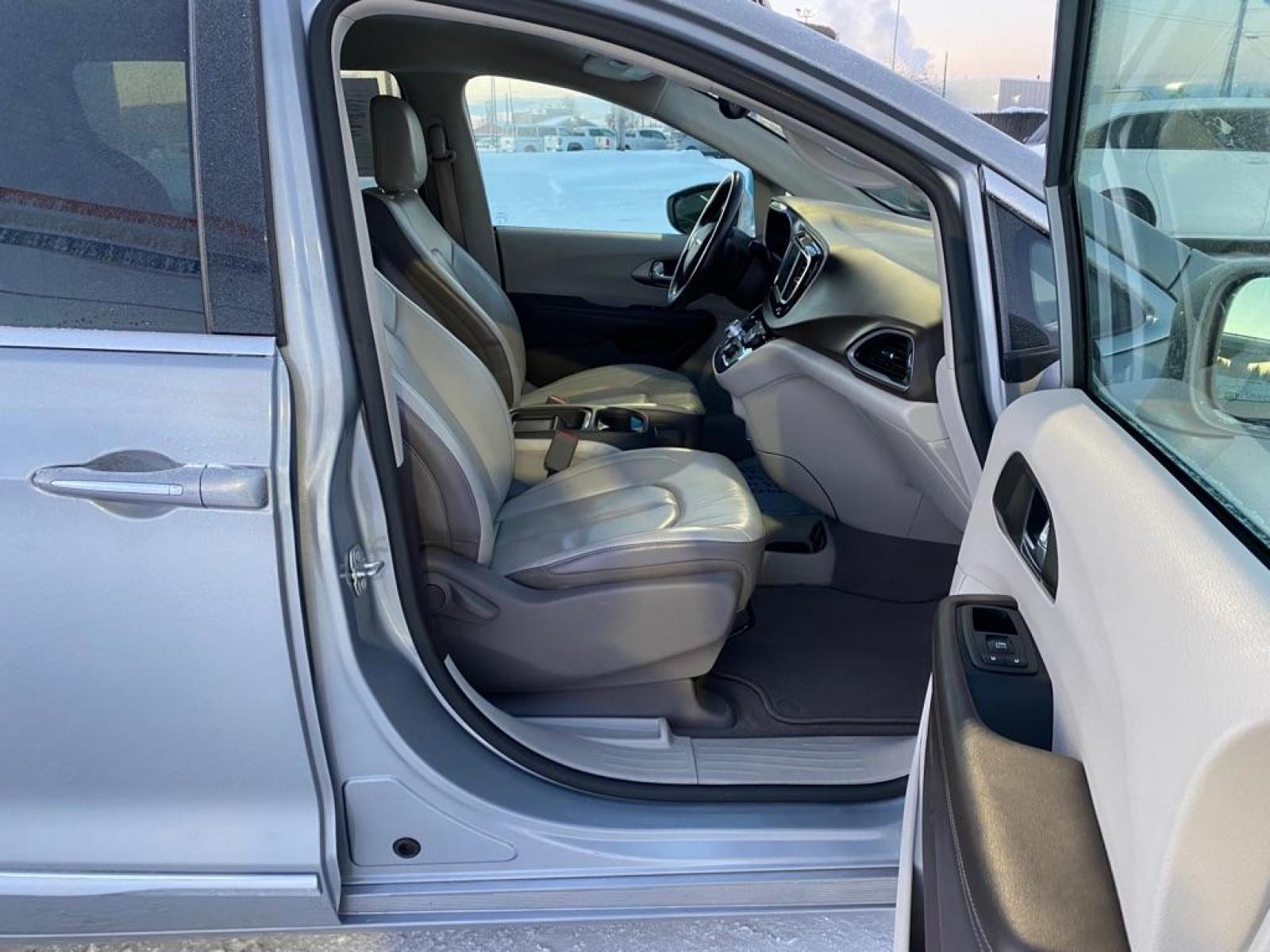 2019 GRAY CHRYSLER PACIFICA TOURING L (2C4RC1BG3KR) with an 3.6L engine, Automatic transmission, located at 2525 S. Cushman, Fairbanks, AK, 99701, (907) 452-5707, 64.824799, -147.711899 - Photo #4