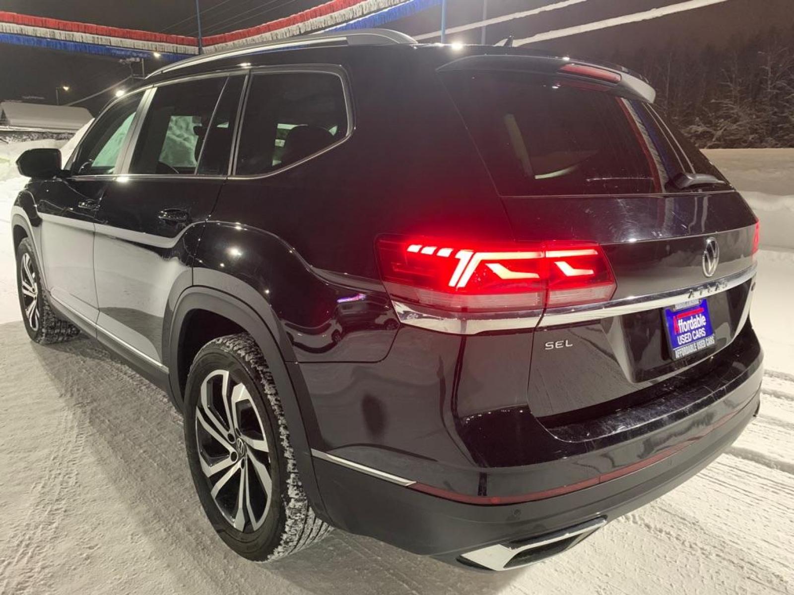 2022 BLACK VOLKSWAGEN ATLAS SEL (1V2BP2CA1NC) with an 2.0L engine, Automatic transmission, located at 2525 S. Cushman, Fairbanks, AK, 99701, (907) 452-5707, 64.824799, -147.711899 - Photo #2