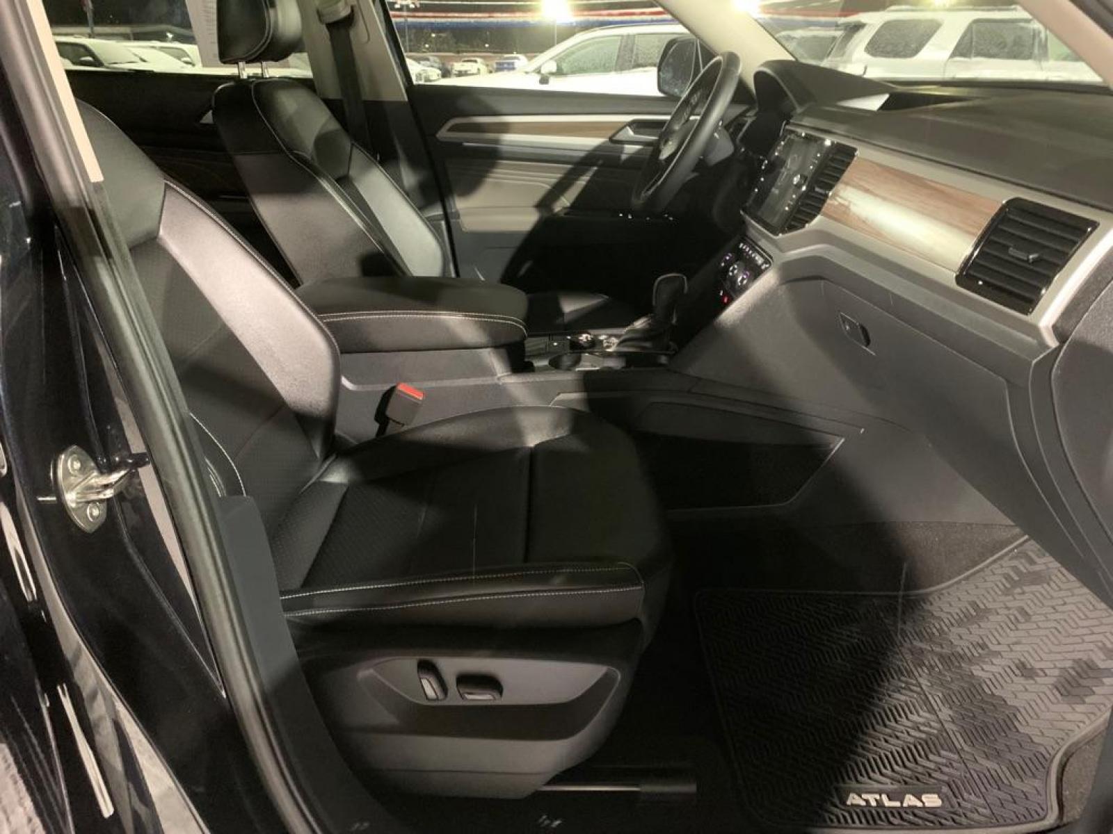 2022 BLACK VOLKSWAGEN ATLAS SEL (1V2BP2CA1NC) with an 2.0L engine, Automatic transmission, located at 2525 S. Cushman, Fairbanks, AK, 99701, (907) 452-5707, 64.824799, -147.711899 - Photo #4