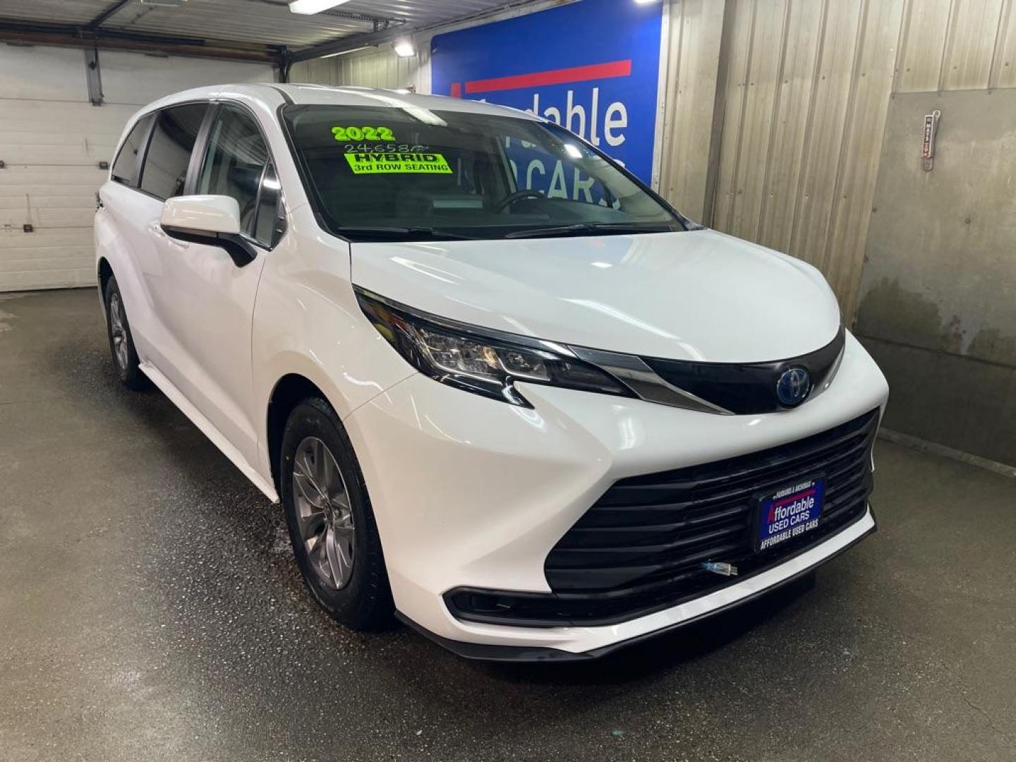 2022 Toyota Sienna LE's photo