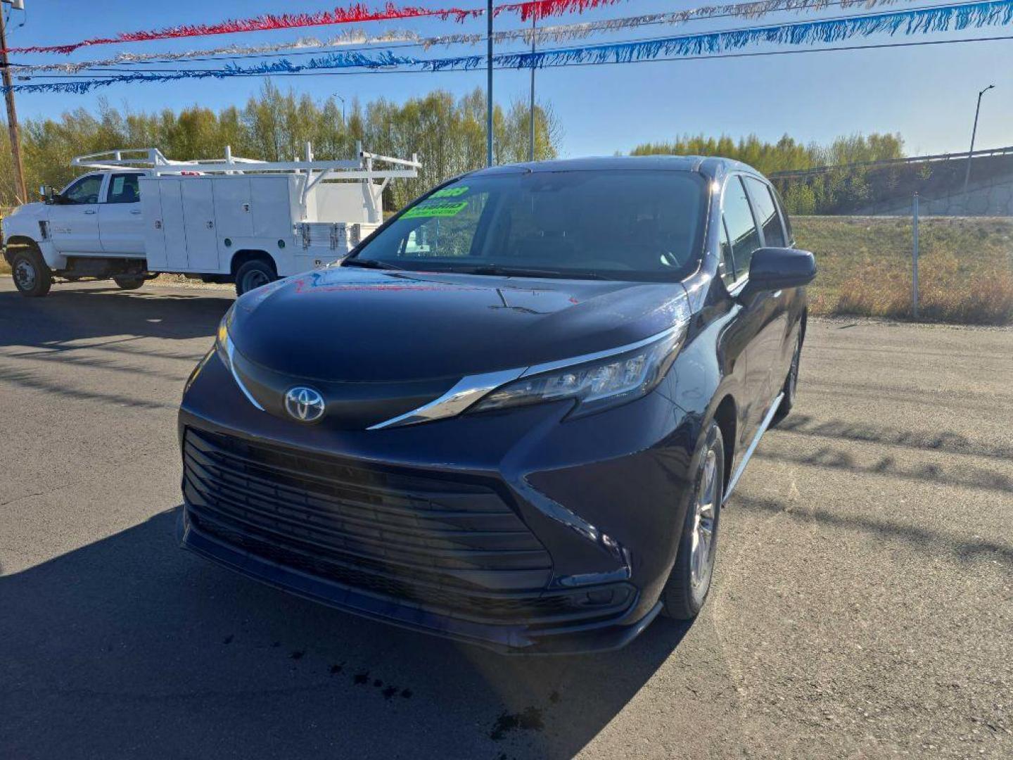 2023 Toyota Sienna LE's photo