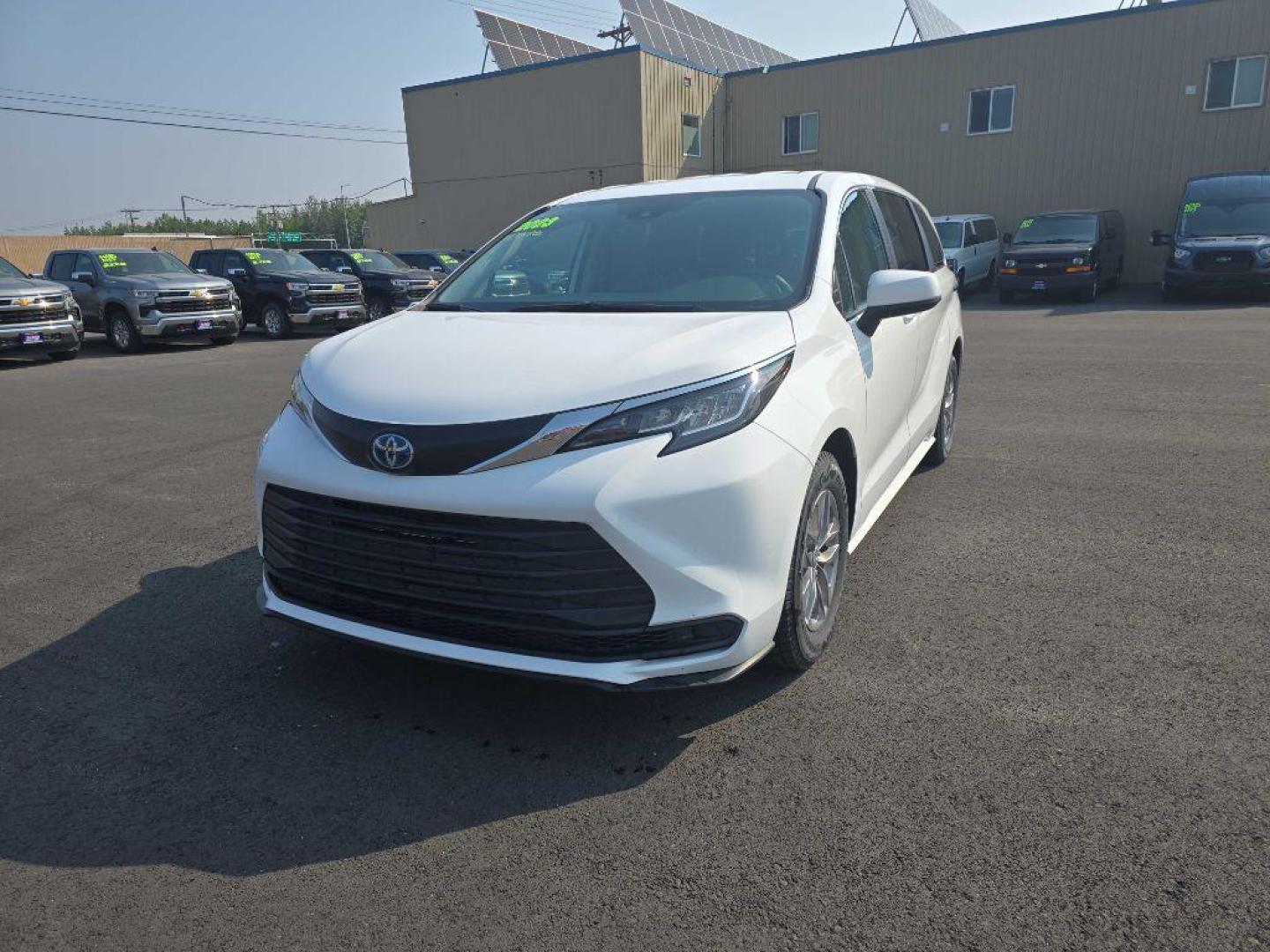 2023 Toyota Sienna LE's photo