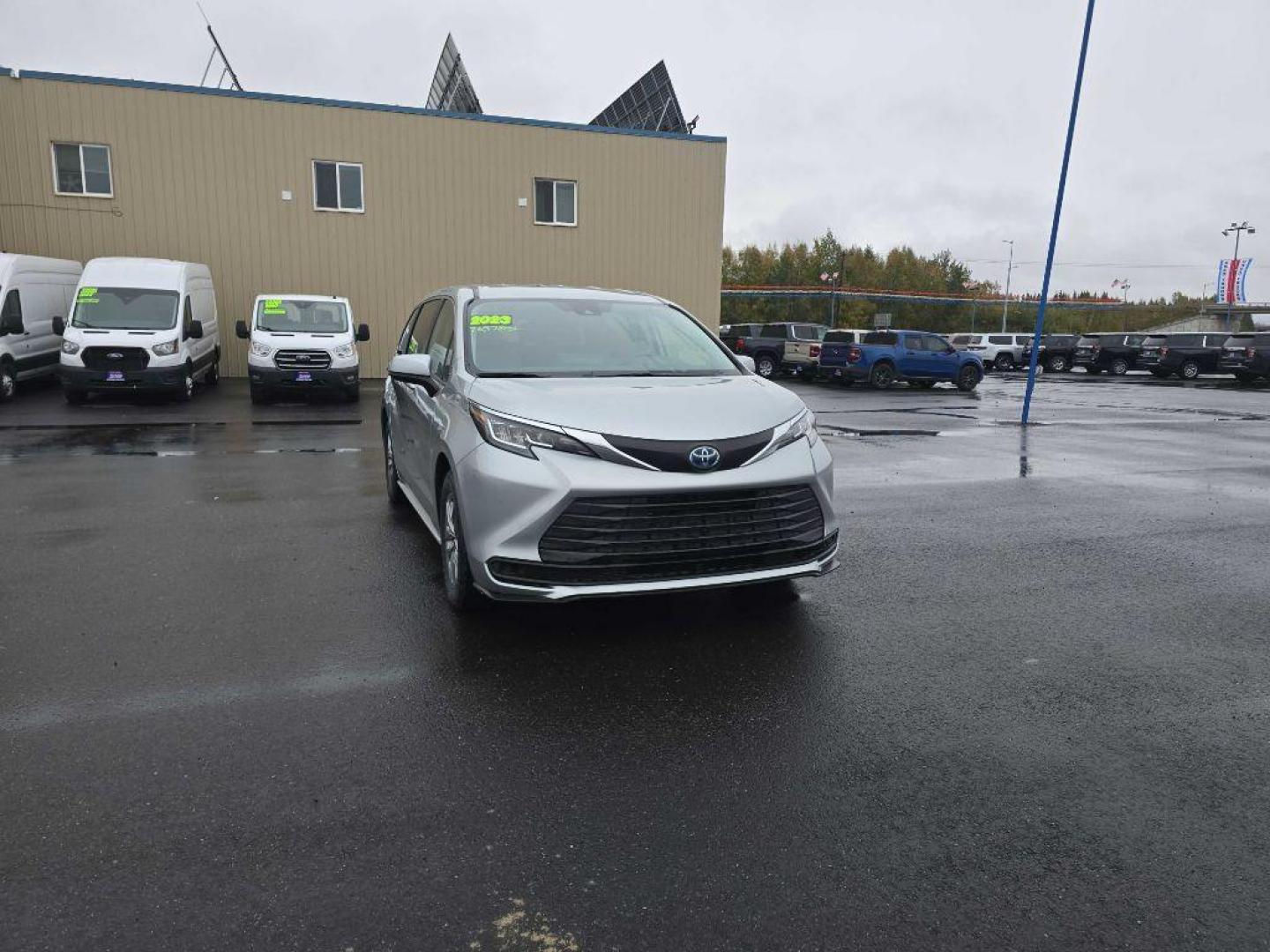 2023 Toyota Sienna LE's photo