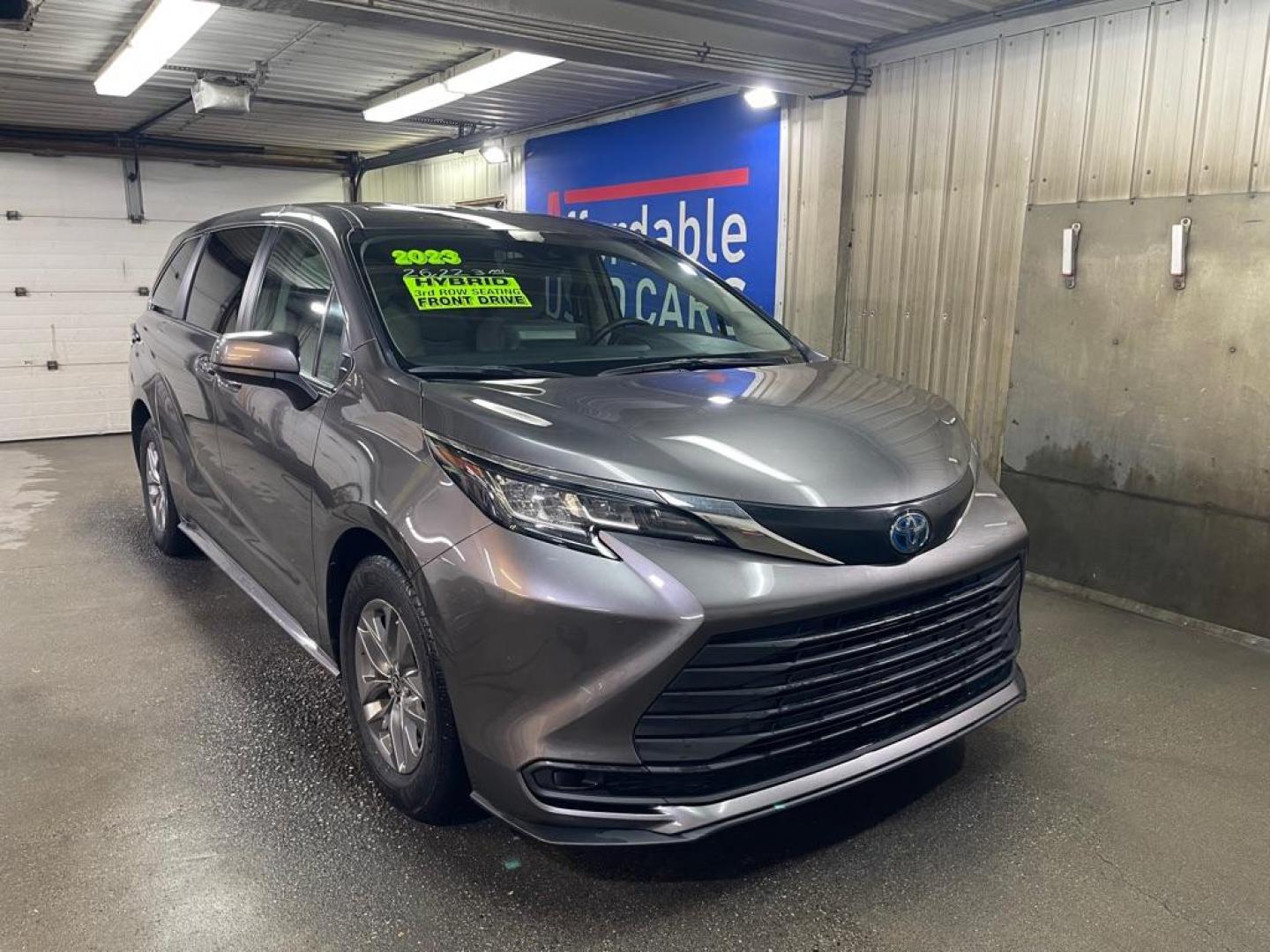 2023 Toyota Sienna LE's photo
