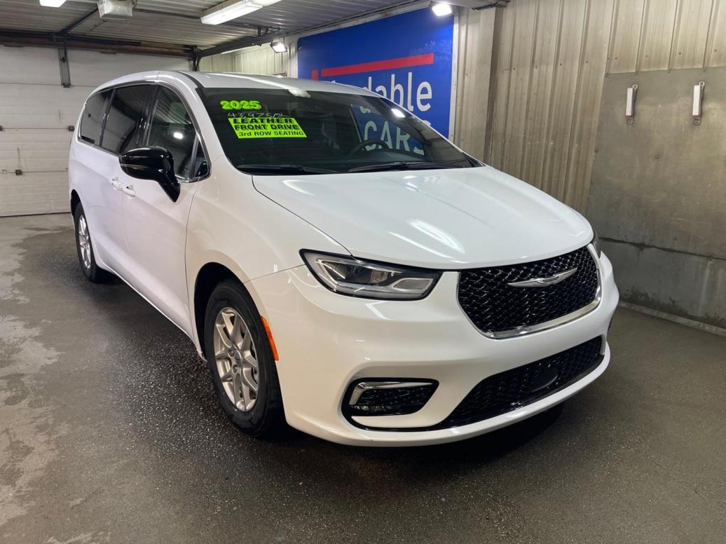 2025 Chrysler Pacifica Select's photo