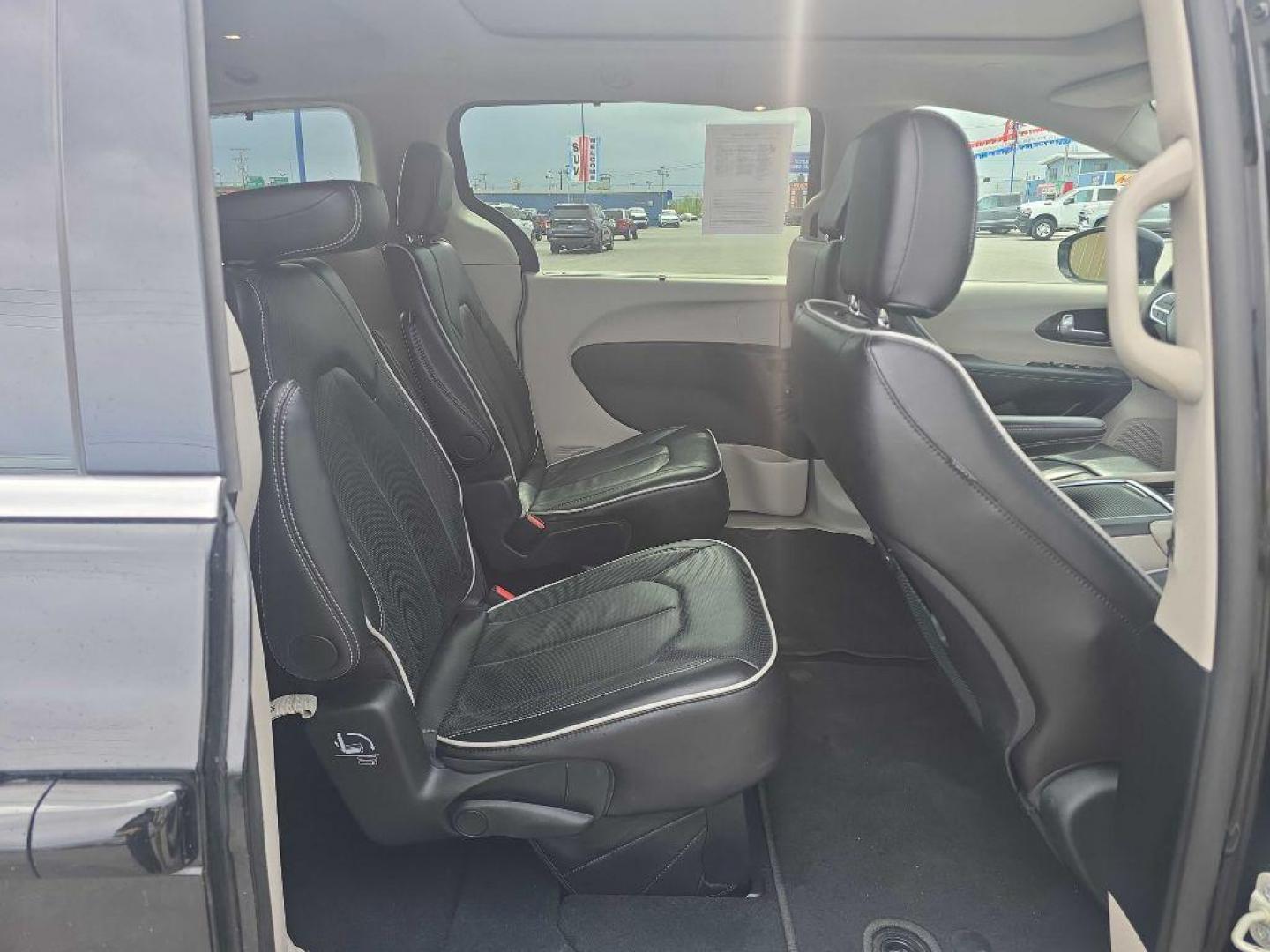 2024 Chrysler Pacifica Limited's photo