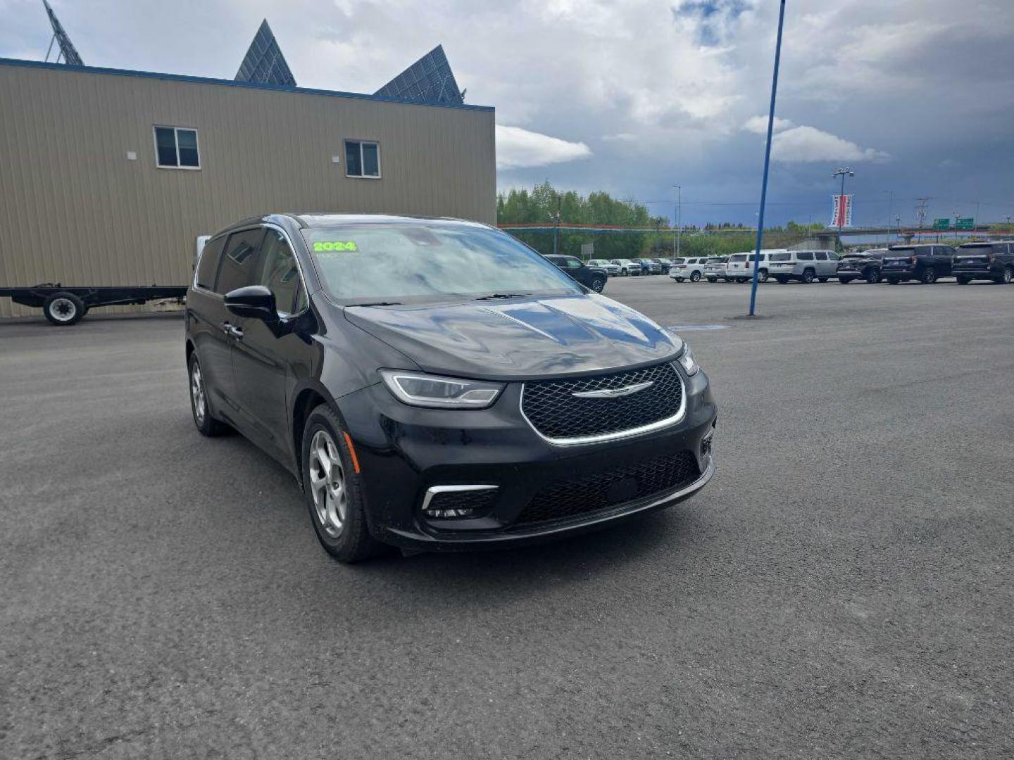 2024 Chrysler Pacifica Limited's photo
