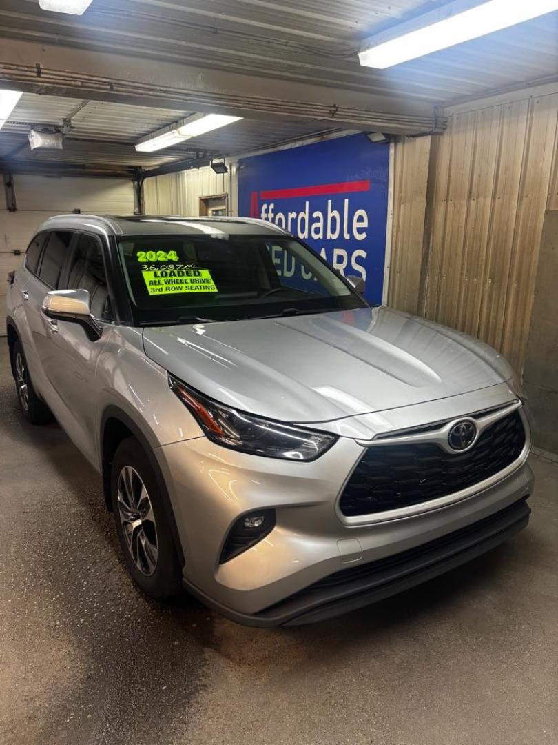 2024 Toyota Highlander LE AWD's photo